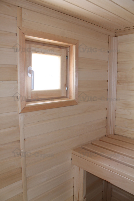 Баня «Малахит»: деревянное окно в парилке